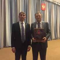 Ануфриенко получает награду из рук Министра СХ Тульской области